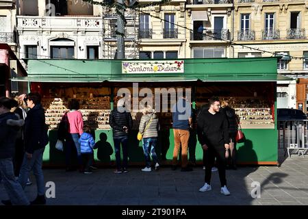 Marseille, France. 18 novembre 2023. Les gens regardent les santons de Provence lors de la foire des santons à Marseille. La 221e édition de la Foire aux santons, qui réunit cette année 23 fabricants de santons des quatre coins de Provence, se tiendra sur le Quai du Port du 18 novembre au 31 décembre 2023. (Photo Gerard Bottino/SOPA Images/Sipa USA) crédit : SIPA USA/Alamy Live News Banque D'Images