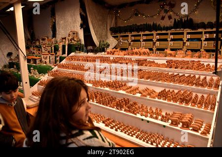 Marseille, France. 18 novembre 2023. Les enfants regardent les santons de Provence lors de la foire des santons à Marseille. La 221e édition de la Foire aux santons, qui réunit cette année 23 fabricants de santons des quatre coins de Provence, se tiendra sur le Quai du Port du 18 novembre au 31 décembre 2023. (Photo Gerard Bottino/SOPA Images/Sipa USA) crédit : SIPA USA/Alamy Live News Banque D'Images