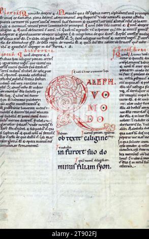 Manuscrit enluminé, brillant sur les lamentations de Jérémie, décoré Q initial, cet exemplaire illustré des lamentations de Jérémie avec la gloss (ou interprétation) de Gilbert d'Auxerre a été écrit en Autriche dans la seconde moitié du XIIe siècle et provient du monastère de Seitenstetten. Gilbert meurt en 1134, et le manuscrit est un témoin précoce et important de son texte. Le gloss est écrit dans un petit script et est à la fois interlinéaire et marginal. Cette disposition est typique des livres glossés de la Bible du XIIe siècle Banque D'Images