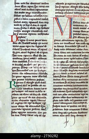 L'Historia Anglorum d'Henri de Huntingdon, décoré de l'initiale M, produit au début du XIIIe siècle, ce manuscrit est un important témoignage textuel de l'Historia Anglorum, l'Histoire du peuple anglais, par Henri, archidiacre de Huntingdon. La première version du texte d’Henri de Huntingdon avait une date finale de 1129, bien qu’il y ait eu quatre autres mises à jour contenant des événements jusqu’en 1135, 1138, 1148 et 1154 Banque D'Images