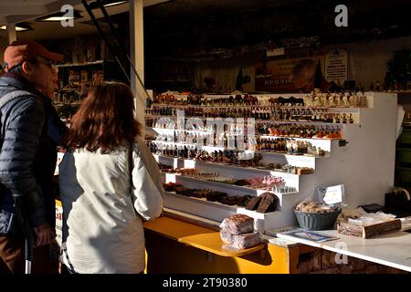 Marseille, France. 18 novembre 2023. Les gens regardent les santons de Provence lors de la foire des santons à Marseille. La 221e édition de la Foire aux santons, qui réunit cette année 23 fabricants de santons des quatre coins de Provence, se tiendra sur le Quai du Port du 18 novembre au 31 décembre 2023. (Image de crédit : © Gerard Bottino/SOPA Images via ZUMA Press Wire) USAGE ÉDITORIAL SEULEMENT! Non destiné à UN USAGE commercial ! Banque D'Images