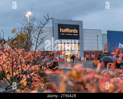 Bristol , Royaume-Uni - 24 octobre 2023 : Halfords Group plc magasin à Cribbs Causeway en automne, automne , détaillant britannique de pièces de voiture, amélioration de voiture, camping Banque D'Images