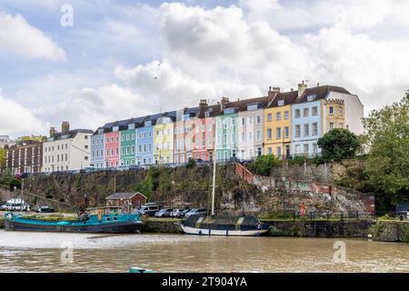 Bristol , Royaume-Uni - 28 octobre 2023 : maisons colorées à Bristol près du port Banque D'Images