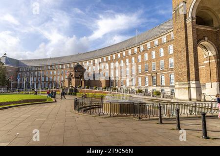 Bristol , Royaume-Uni - 28 octobre 2023 : bureaux du conseil municipal de Bristol et fontaine à College Green Banque D'Images