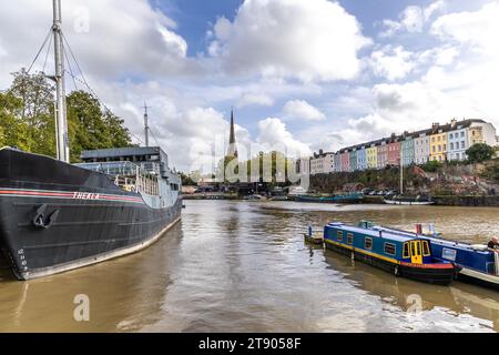 Bristol , Royaume-Uni - 28 octobre 2023 : Harbourside avec le navire Thekla et les maisons colorées en terrasses Bristol. Banque D'Images