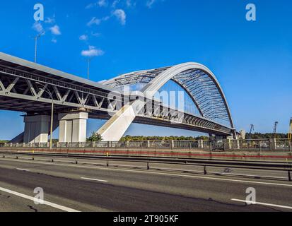 Le pont Podilsky est un pont combiné rail-route sur la rivière Dnipro en construction à Kiev, en Ukraine Banque D'Images