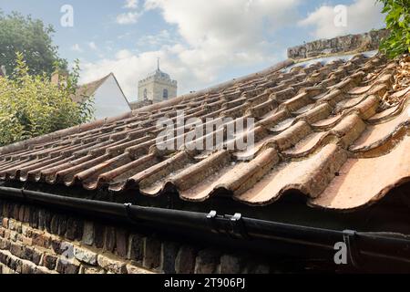 Gros plan de carreaux d'argile. Vieilles tuiles sur la maison Banque D'Images