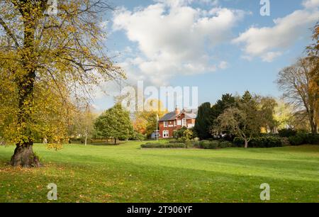 Newcastle-under-Lyme, Staffordshire-royaume-uni 20 octobre 2023 Parc public de Brampton avec des feuilles en automne Banque D'Images