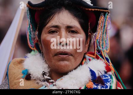 Lima, Pérou, samedi 18 novembre 2023. Danseurs dans le défilé traditionnel pour la Festivité de la Vierge de Candelaria dans le centre de Lima Banque D'Images