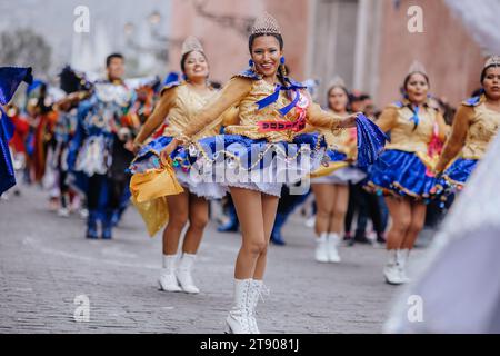 Lima, Pérou, samedi 18 novembre 2023. Danseurs dans le défilé traditionnel pour la Festivité de la Vierge de Candelaria dans le centre de Lima Banque D'Images