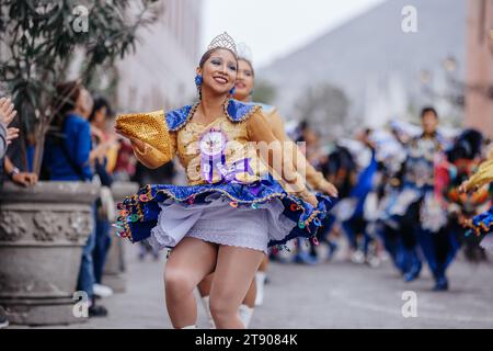 Lima, Pérou, samedi 18 novembre 2023. Danseurs dans le défilé traditionnel pour la Festivité de la Vierge de Candelaria dans le centre de Lima Banque D'Images