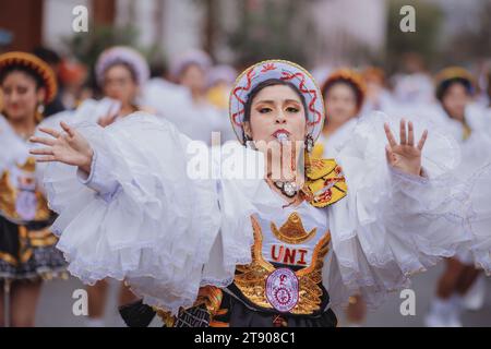 Lima, Pérou, samedi 18 novembre 2023. Danseurs dans le défilé traditionnel pour la Festivité de la Vierge de Candelaria dans le centre de Lima Banque D'Images