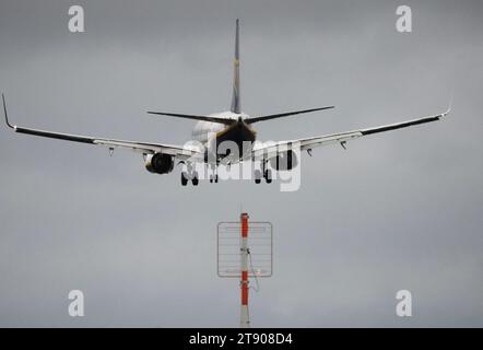 PRODUCTION - 21 novembre 2023, Brandenburg, Schönefeld : un Boeing 737-bas exploité par Ryanair atterrit à l'aéroport de Berlin Brandenburg en provenance de Barcelone. Photo : Soeren Stache/dpa Banque D'Images