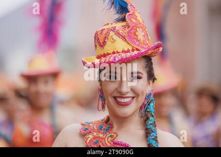 Lima, Pérou, samedi 18 novembre 2023. Danseurs dans le défilé traditionnel pour la Festivité de la Vierge de Candelaria dans le centre de Lima Banque D'Images