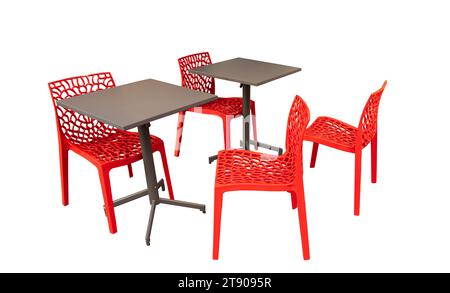 chaises en plastique rouge avec tables isolées sur fond blanc Banque D'Images