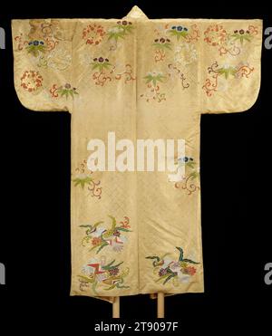 Costume nô (nuihaku) avec motifs floraux, 18e siècle, Japonais inconnu, 65 x 54 po. (165,1 x 137,16 cm), broderie en soie et feuille d'or sur soie, Japon, 18e siècle, les robes Nuihaku combinent des motifs brodés et des feuilles d'or ou d'argent appliquées et sont utilisées comme costumes dans le drame musical japonais appelé Noh. Habituellement portés par des acteurs masculins jouant des rôles féminins, ils servent de vêtements intérieurs sous une robe extérieure appelée karaori. Cet exemple présente un sol de feuille d'or appliqué sur la surface de soie pour former un motif géométrique, au-dessus duquel sont brodés des grappes de motifs floraux en vert Banque D'Images