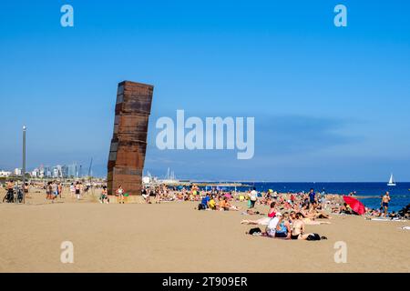 L'estel Ferrit, L'étoile blessée, sculpture abstraite moderne en acier de Rebecca Horn, les gens de la plage de Sant Miquel, plage de Barceloneta, Barcelone, Espagne Banque D'Images