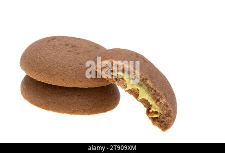 biscuits à la crème de noisette isolé sur fond blanc Banque D'Images