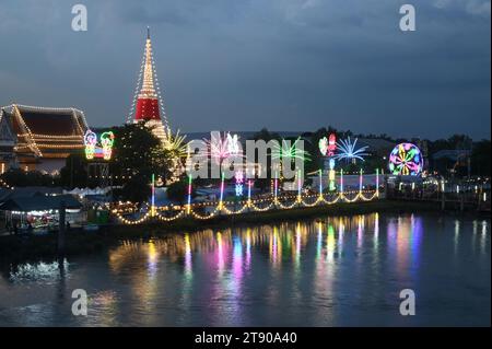 Crépuscule du lieu de culte le plus important quand Phra Samut Chedi est le sceau de la ville de Samut Prakan, Banque D'Images