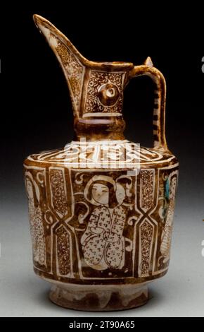 Ewer (pichet à eau), fin 12e-début 13e siècle, avant 1220, 13 po. (33,02 cm), grès émaillé avec décoration peinte au lustre doré, articles de Kashan, Iran, période Seldjoukide (1037- c. 1193), après l'arrivée des Turcs Seldjoukides d'Asie centrale, la production de céramique iranienne s'est accélérée de façon spectaculaire, résultant en un vaste éventail de nouvelles formes, styles et techniques. Parmi les poteries les plus spectaculaires de Seldjouk, on trouve le lusterware, qui est en fait une renaissance de la peinture abbasside de lustre qui a pris naissance autour de Bagdad au IXe siècle. Le lustre a été utilisé pour imiter l'éblouissement de l'or dans le décor en céramique Banque D'Images