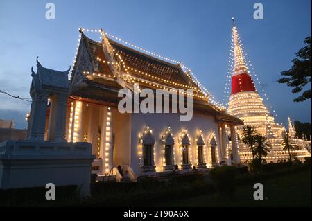 Crépuscule du lieu de culte le plus important quand Phra Samut Chedi est le sceau de la ville de Samut Prakan, Banque D'Images