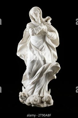 Madonna immaculée, c.1710, Giacomo Antonio Ponsonelli, italien, 1654-1735, 22 x 11 x 7 po (55,88 x 27,94 x 17,78 cm), marbre, Italie, 18e siècle, Ponsonelli présente une vision de la Vierge Marie flottant sur des nuages, un pied fermement posé sur le croissant de lune, l'autre sur un dragon (symbole du diable). La Vierge Immaculée était un sujet populaire auprès des peintres baroques. Comme d’autres artistes, Ponsonelli a amplifié le drame en montrant les vêtements de Marie dans un mouvement tumultueux, sa draperie fouettée par le vent un rendu magistral en marbre. Le plus grand sculpteur de Gênes au début des années 1700, Ponsonelli Banque D'Images