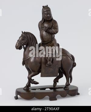Général Guan Yu à cheval, fin du 17e siècle, 9 5/16 x 6 11/16 x 4 po. (23,65 x 16,99 x 10,16 cm), Bronze, argent, Chine, 17e siècle, Guan Yu (160-219) est un général militaire sous le seigneur de guerre Liu BEI à la fin de la dynastie des Han orientaux et de la période des trois Royaumes (220-280), et l'une des figures historiques chinoises les plus connues dans toute l'Asie de l'est. Les récits vrais de la vie de Guan Yu ont largement cédé la place à des récits semi-fictifs. Il est traditionnellement dépeint comme un guerrier au visage rouge avec une longue barbe luxuriante. Cette statue en bronze de Guan Yu a été sculptée dans une forme emblématique populaire de l'époque Banque D'Images