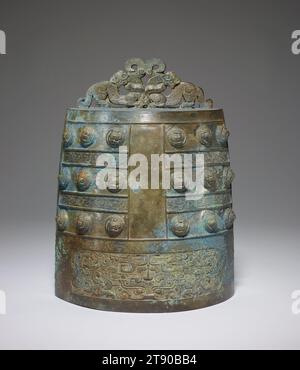 Cloche rituelle, fin 6e-début 5e siècle av. J.-C., 12 1/2 x 9 1/2 po. (31,75 x 24,13 cm), Bronze, Chine, 6e-5e siècle av. J.-C., cette cloche richement ornée faisait à l'origine partie d'un ensemble gradué. Elle est du type po-cheng, l'une des deux formes de cloche populaires rencontrées dans les sépultures de la dynastie Chou orientale. Les cloches po-cheng ont un fond plat, des côtés légèrement convexes, un dispositif de suspension souvent en forme d'animaux stylisés, coulés sur le dessus, et émettent un seul ton. Le deuxième type de cloche de base est appelé yung-cheng. Banque D'Images