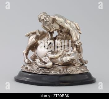 Hercule et le taureau, c. 1820, 5 9/16 x 7 x 5 1/16 po. (14,13 x 17,78 x 12,86 cm), argent, Angleterre, 19e siècle, cette petite sculpture du septième travail d'Hercule, la capture de la bulle crétoise, a été réalisée par un orfèvre anglais inconnu au début du 19e siècle pour le prince Auguste Frédéric, duc de Sussex (1773-1843). Le seul casting connu de ce modèle est conservé par sa Majesté la Reine au palais de Buckingham. À l'origine, la sculpture en argent aurait servi d'ornement pour la table à manger - un sujet particulièrement approprié chaque fois que du bœuf était servi Banque D'Images