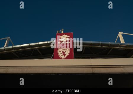 Symbole du club de football de Turin, en arrière-plan le stade appelé il Comunale. Grand Turin. Turin, Italie 11 novembre 2023 Banque D'Images