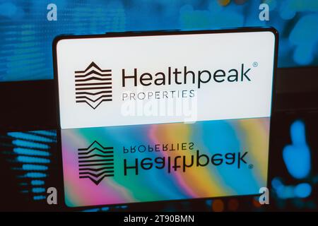 Sur cette photo, le logo Healthpeak Properties s'affiche sur l'écran d'un smartphone. Banque D'Images