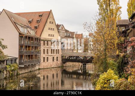 Henkersteg (Pont du pendu) sur le Pegnitz vu de Obere Karlsbrucke, Nuremberg, Bavière, Allemagne Banque D'Images