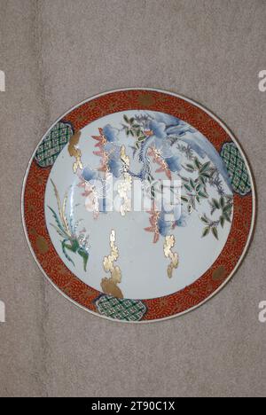 Assiette, 19e siècle, Japonais inconnu, 2 1/16 × 12 7/16 × 12 7/16 po. (5,24 × 31,59 × 31,59 cm), porcelaine émaillée, Japon, 19e siècle Banque D'Images