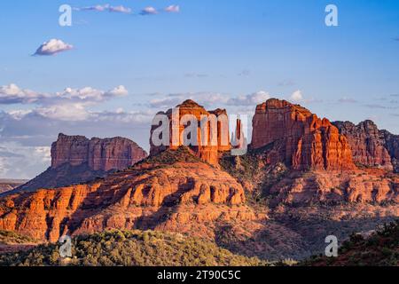 Roche cathédrale dans un paysage de Sedona - Arizona Red Rocks randonnée dans Red Rock State Park Banque D'Images