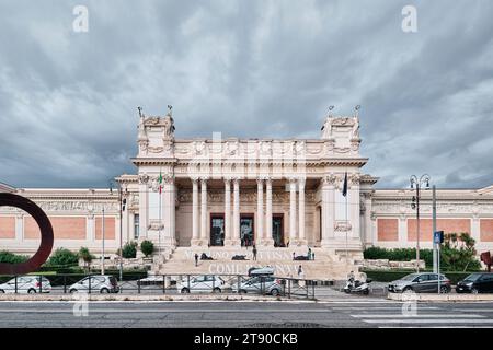 Rome, Italie - octobre 29 2023 : vue de face de la galerie d'art Galleria Nazionale d'Arte Moderna (Galerie nationale d'Art moderne), fondée en 1883, à Villa Banque D'Images