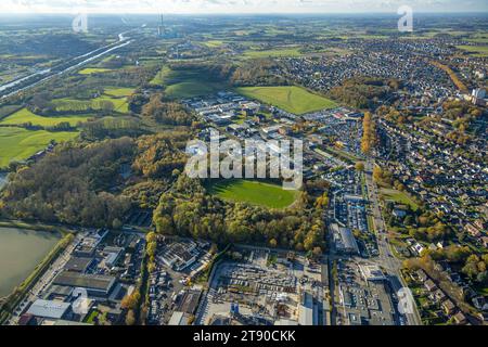 Luftbild, Fußballplatz Hüserstraße und VW Autohaus Potthoff mit PKW Parkplätzen, Gelände der Zeche Radbod Schacht 1 und 2, umgeben von herbstlichen Laubbäumen, Fernsicht mit Himmel mit Blick zum RWE Generation se Kraftwerk Gersteinwerk am Fluss Lippe und Datteln-Hamm-Kanal, Bockum-Hövel, Hamm, Ruhrgedrheet, Westfalen Deutschland ACHTUNGxMINDESTHONORARx60xEURO *** vue aérienne, terrain de football Hüserstraße et concessionnaire automobile VW Potthoff avec parkings, site de la mine de charbon Radbod 1 et 2, entouré d'arbres décidus automnaux, vue lointaine avec ciel avec vue sur RWE Generation se p Banque D'Images