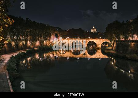 Rome, Italie - octobre 29 2023 : vue illuminée de Ponte Sisto et St. Basilique de Pierre avec la nuit Banque D'Images