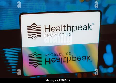 Brésil. 21 novembre 2023. Sur cette photo, le logo Healthpeak Properties s'affiche sur l'écran d'un smartphone. (Image de crédit : © Rafael Henrique/SOPA Images via ZUMA Press Wire) USAGE ÉDITORIAL SEULEMENT! Non destiné à UN USAGE commercial ! Banque D'Images