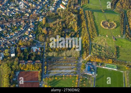 Luftbild, Lippepark Hamm - Schacht Franz mit Bikepark und rundem Baumkreis, Wohngebiet Schachtstraße und Ostfeldstraße Parkplatz, umgeben von herbstlichen Laubbäumen, Stadtbezirk Herringen, Hamm, Ruhrgebiet, Nordrhein-Westfalen, Deutschland ACHTUNGxMINDESTHONORARx60xEURO *** vue aérienne, Lippepark Hamm Schacht Franz avec parc à vélos et cercle d'arbres ronds, quartier résidentiel Ostfeldstraße et Schachtstraße parking, entouré d'arbres à feuilles caduques automnaux, quartier de Herringen, Hamm, Ruhr, Rhénanie du Nord-Westphalie, Allemagne ACHTUNGxMINDESTHONORARx60xEURO crédit : Imago/Alamy Live News Banque D'Images