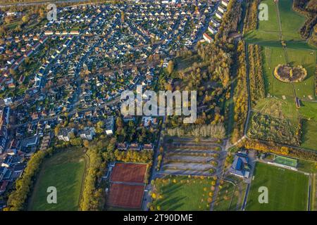 Luftbild, Lippepark Hamm - Schacht Franz mit Bikepark und rundem Baumkreis, Wohngebiet Schachtstraße und Ostfeldstraße Parkplatz, umgeben von herbstlichen Laubbäumen, Stadtbezirk Herringen, Hamm, Ruhrgebiet, Nordrhein-Westfalen, Deutschland ACHTUNGxMINDESTHONORARx60xEURO *** vue aérienne, Lippepark Hamm Schacht Franz avec parc à vélos et cercle d'arbres ronds, quartier résidentiel Ostfeldstraße et Schachtstraße parking, entouré d'arbres à feuilles caduques automnaux, quartier de Herringen, Hamm, Ruhr, Rhénanie du Nord-Westphalie, Allemagne ACHTUNGxMINDESTHONORARx60xEURO crédit : Imago/Alamy Live News Banque D'Images