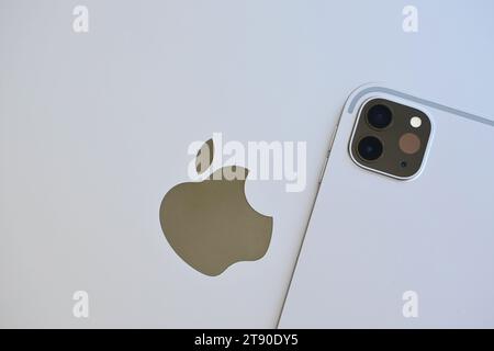 KYIV, UKRAINE - 4 MAI, 2023 : Apple appareil ipad se trouve sur le corps macbook gros plan Banque D'Images