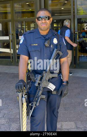 Policier du Capitole en service devant le centre d'accueil du Capital Building à Washington DC Banque D'Images