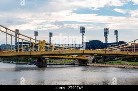 Pittsburgh, Pennsylvanie, États-Unis - 6 août 2023 : vue à travers les ponts Sevent et sixième rue au PNC Park Banque D'Images