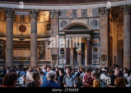 Rome, Italie - novembre 2 2023 : vue intérieure du magnifique Panthéon, un ancien temple romain maintenant utilisé comme église catholique et les visiteurs bondés Banque D'Images