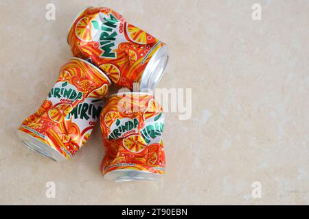 KIEV, UKRAINE - 4 MAI, 2023 : Mirinda boisson orange dans une boîte d'agrumes orange avec un design classique et logo en gros plan Banque D'Images