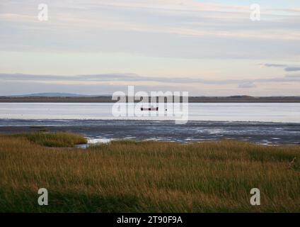 Un bateau solitaire dans l'estuaire, Lytham St Annes, Lancashire, Grande-Bretagne, Europe Banque D'Images