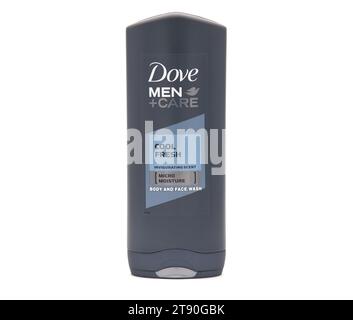 BUCAREST, ROUMANIE - 12 FÉVRIER 2020. Dove Men Care Cool Fresh, nettoyant corps et visage, isolé sur blanc Banque D'Images