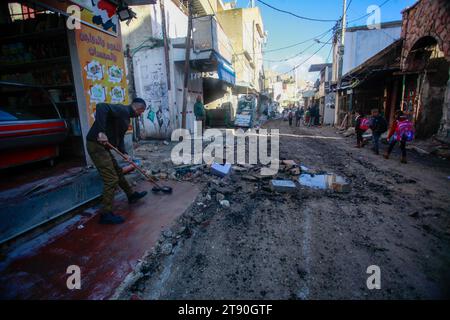 Naplouse, Palestine. 21 novembre 2023. Un palestinien nettoie les débris d’une véranda dans le camp de réfugiés de Balata en Cisjordanie. Les conséquences d'un raid israélien dans le camp de réfugiés de Balata en Cisjordanie, alors que la violence s'intensifie dans le territoire palestinien occupé au milieu de la guerre d'Israël contre le Hamas à Gaza. (Photo de Nasser Ishtayeh/SOPA Images/Sipa USA) crédit : SIPA USA/Alamy Live News Banque D'Images