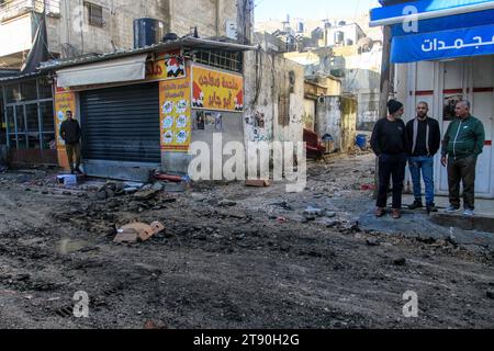 Naplouse, Palestine. 21 novembre 2023. Palestiniens vus dans une rue endommagée du camp de réfugiés de Balata en Cisjordanie. Les conséquences d'un raid israélien dans le camp de réfugiés de Balata en Cisjordanie, alors que la violence s'intensifie dans le territoire palestinien occupé au milieu de la guerre d'Israël contre le Hamas à Gaza. (Photo de Nasser Ishtayeh/SOPA Images/Sipa USA) crédit : SIPA USA/Alamy Live News Banque D'Images