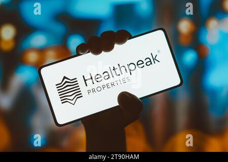 Sur cette photo, le logo Healthpeak Properties s'affiche sur l'écran d'un smartphone. Banque D'Images